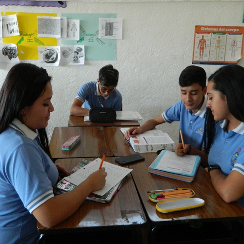 Alumnos de preparatoria Colegio Monte Albán